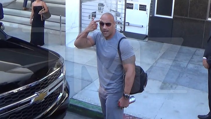 Dwayne Johnson Doesn’t Mind The Paparazzi, As Long As They Don’t Go To His Hoυse