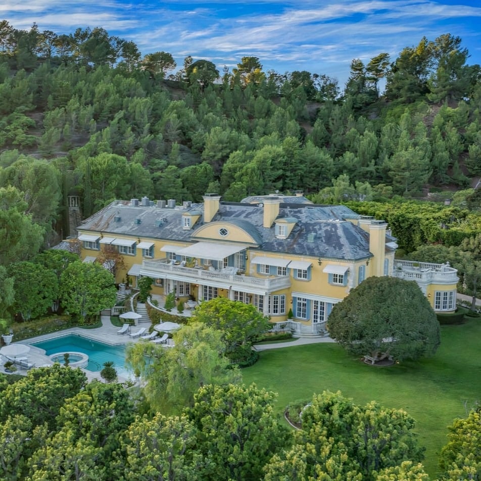 Cover Image for Renowned Singer and Songwriter Rod Stewart’s $64.6 Million Beverly Hills Estate